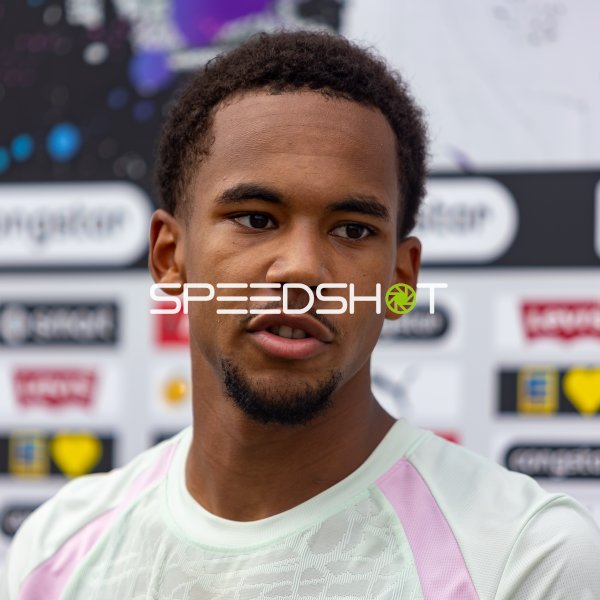Yousoupha Niang ( #7 Yousoupha Niang FC St. Pauli) Interview vor Sponsorenwand