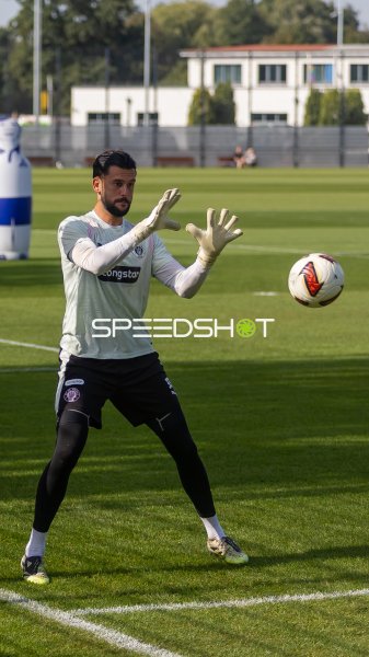 Torwart Dimitar Mitov (#33; FC St. Pauli ) beim Aufwärmen im Training mit Handschuhen in Aktion