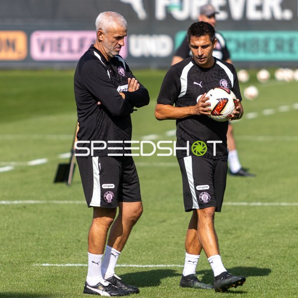 Trainer Marcel Rapp und Co-Trainer Peter Nemeth im Gespräch beim Training