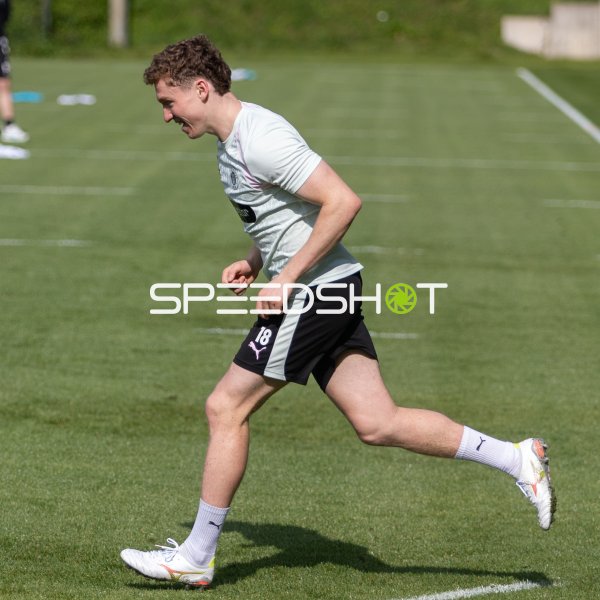 Rawley St. John ( #46; FC St. Pauli) zurück im Mannschaftstraining