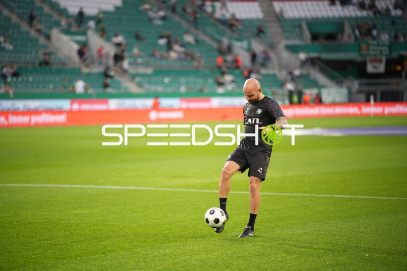 Spieler der WSG Tirol beim Aufwärmen im Allianz Stadion Wien