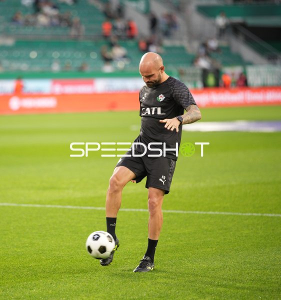 Spieler der WSG Tirol beim Aufwärmen im Allianz Stadion Wien