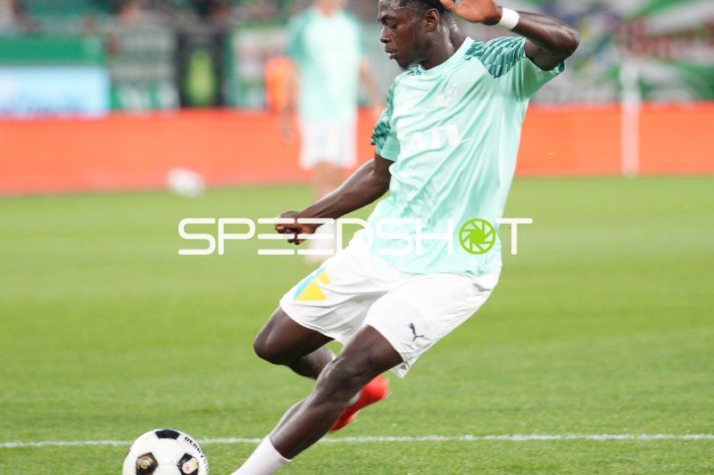 Michael Olakigbe (#17; Wattener SG Swarovski Tirol) beim Ballkontakt