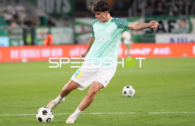 SK Rapid Wien Spieler bei Ballkontrolle im Allianz Stadion
