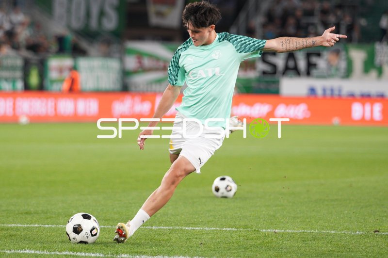 Rapid-Spieler bei Ballkontrolle im Allianz Stadion Wien