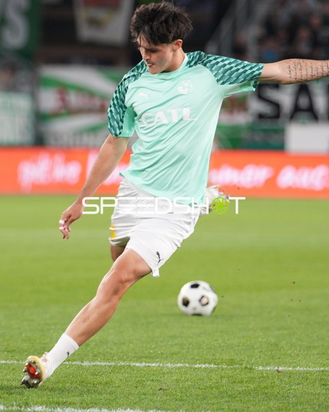 Rapid-Spieler bei Ballkontrolle im Allianz Stadion Wien