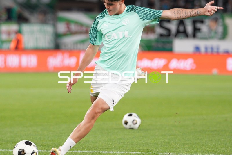 Rapid-Spieler bei Ballkontrolle im Allianz Stadion Wien