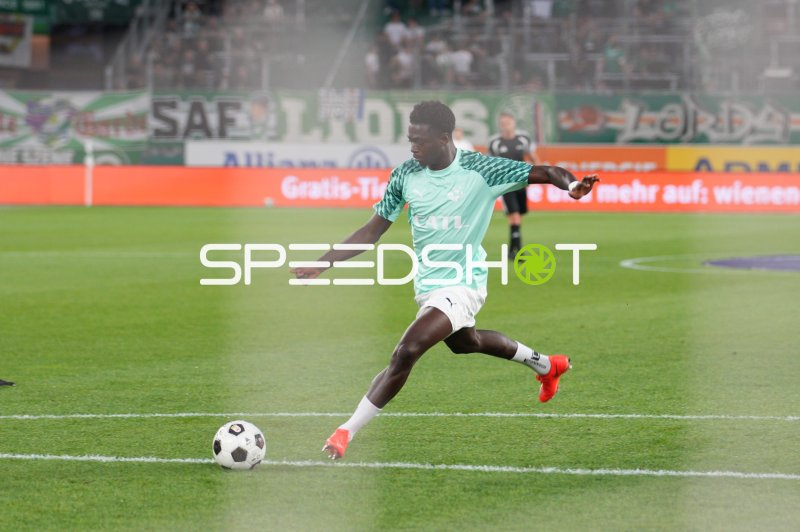 Rapid-Spieler im Dribbling am Allianz Stadion Wien