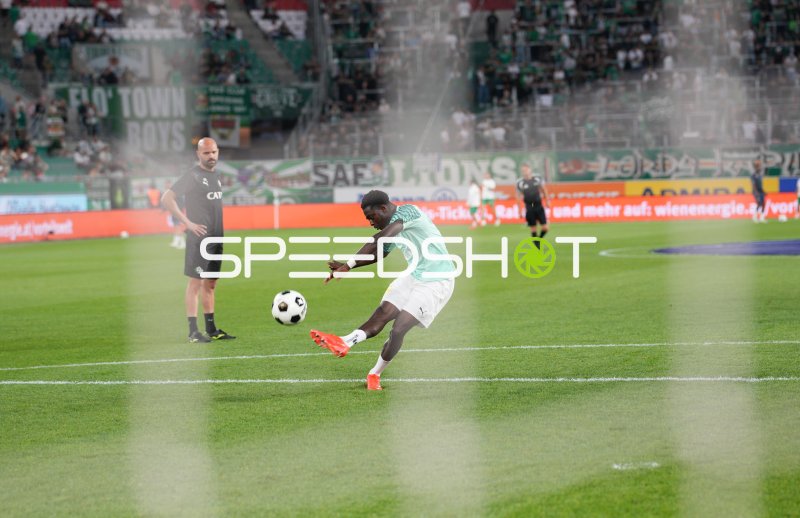 Rapid-Spieler bei Ballkontakt im Allianz Stadion Wien