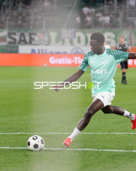 Rapid-Spieler im Dribbling am Allianz Stadion Wien