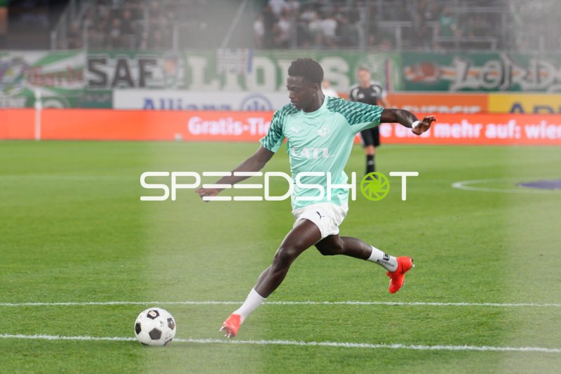 Rapid-Spieler im Dribbling am Allianz Stadion Wien