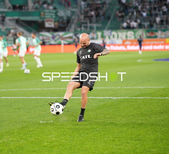 Spieler von Wattener Tirol beim Torschuss im Allianz Stadion Wien