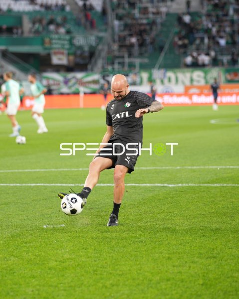 Spieler von Wattener Tirol beim Torschuss im Allianz Stadion Wien