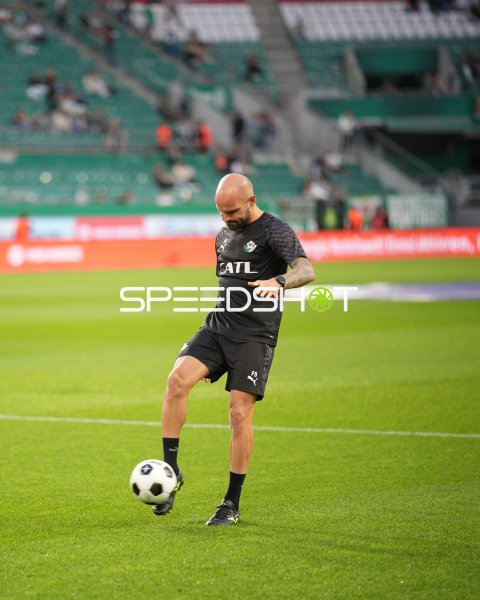 Spieler beim Aufwärmen im Allianz Stadion Wien