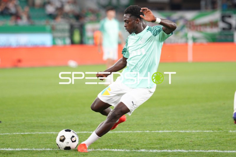 Michael Olakigbe (#17; Wattener Sportgemeinschaft Swarovski Tirol) beim Ballkontakt