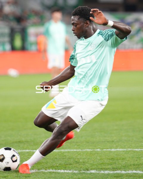 Michael Olakigbe (#17; Wattener Sportgemeinschaft Swarovski Tirol) beim Ballkontakt