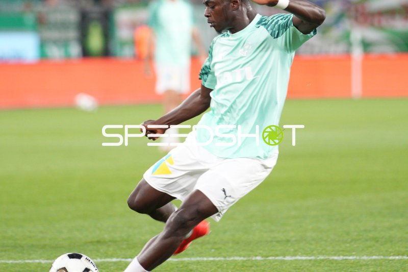 Michael Olakigbe (#17; Wattener Sportgemeinschaft Swarovski Tirol) beim Ballkontakt