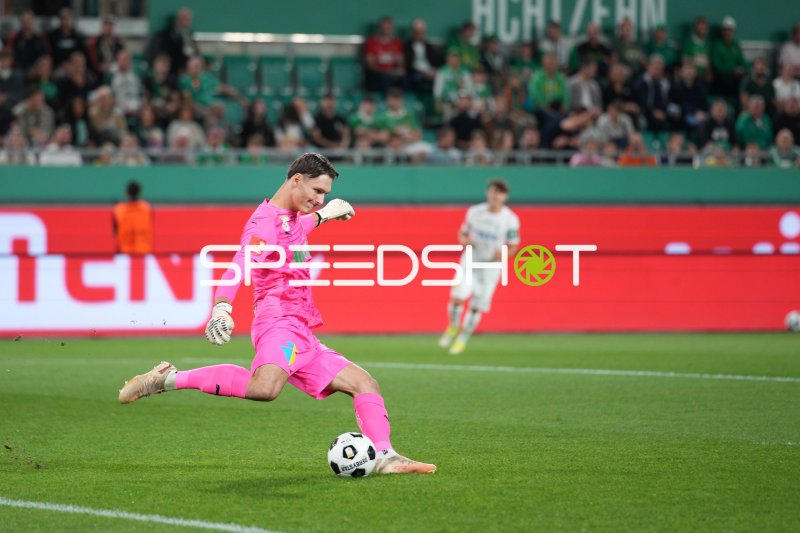 Salko Hamzić (#1; Wattener SG Swarovski Tirol) beim Ausschlag