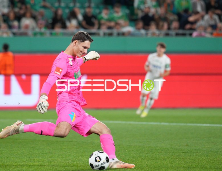 Salko Hamzić (#1; Wattener SG Swarovski Tirol) beim Ausschlag