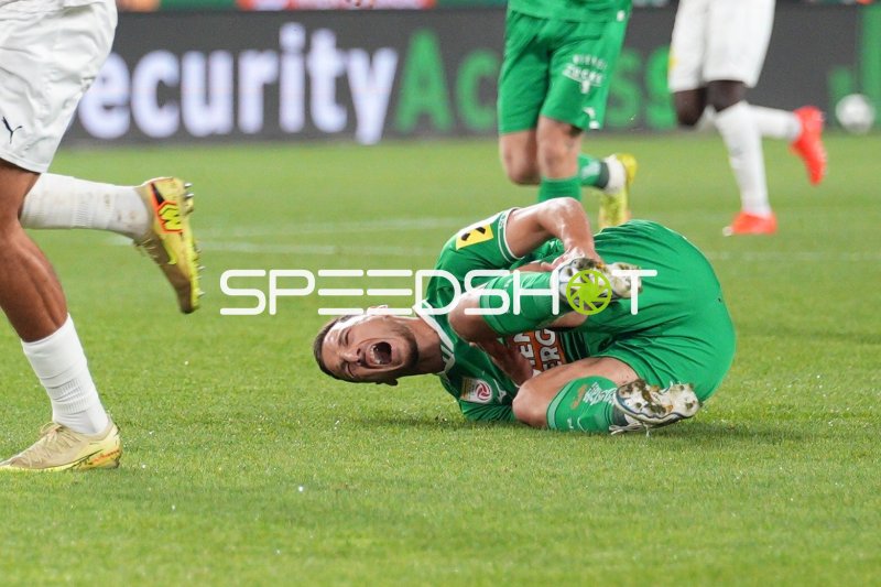 Rapid-Spieler bei Zweikampf im Allianz Stadion Wien