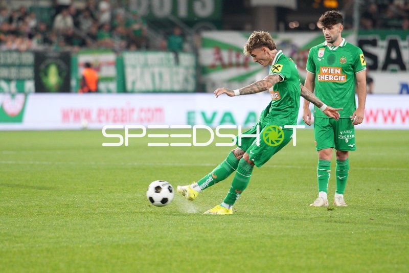 Rapid-Spieler bei Ballkontakt im Allianz Stadion Wien