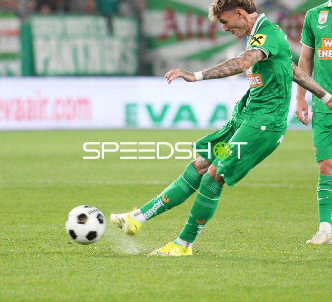 Rapid-Spieler bei Ballkontakt im Allianz Stadion Wien