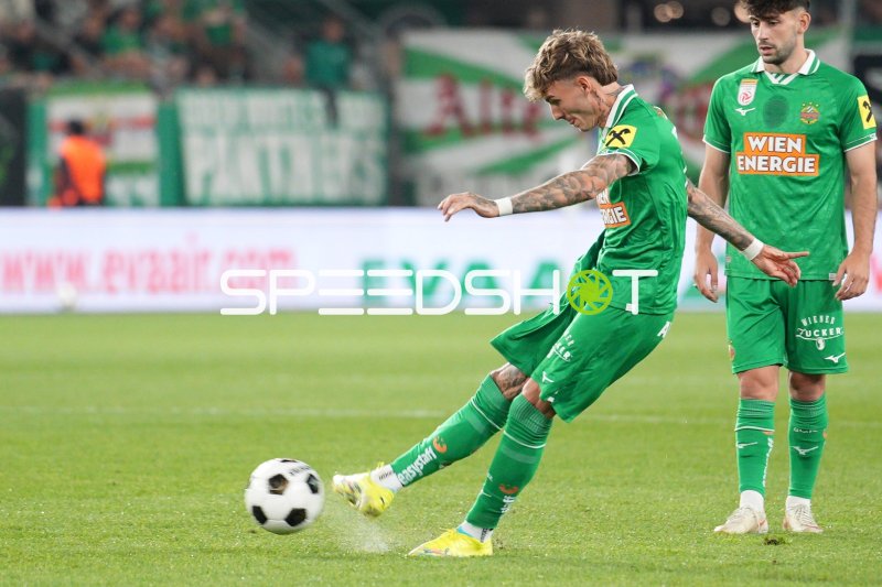 Rapid-Spieler bei Ballkontakt im Allianz Stadion Wien