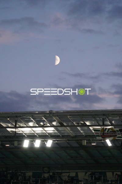 Mond über dem Allianz Stadion Wien