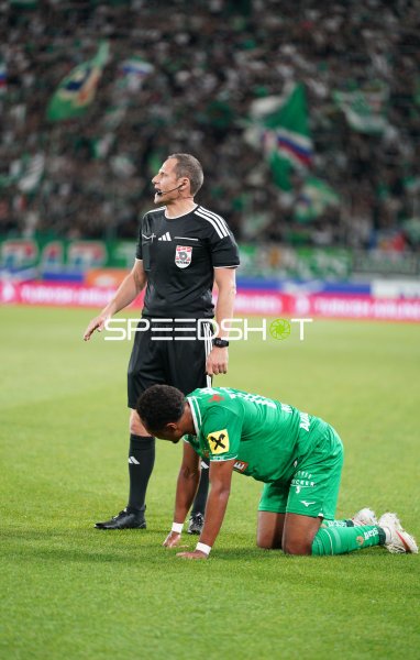 Schiedsrichter überwacht Rapid-Spieler am Boden im Allianz Stadion
