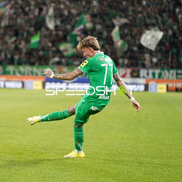 Marco Tilio (#7; SK Rapid Wien) beim Schuss im Allianz Stadion