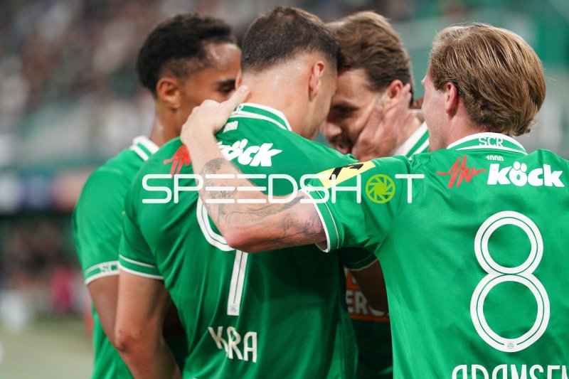 SK Rapid Wien Spieler im Teamkreis am Allianz Stadion