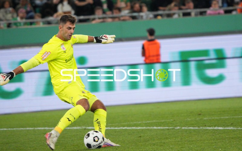 Niklas Hedl (#1; SK Rapid Wien) beim Spielaufbau im Allianz Stadion