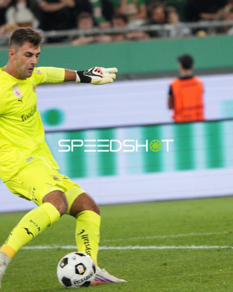Niklas Hedl (#1; SK Rapid Wien) beim Spielaufbau im Allianz Stadion
