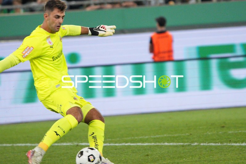 Niklas Hedl (#1; SK Rapid Wien) beim Spielaufbau im Allianz Stadion