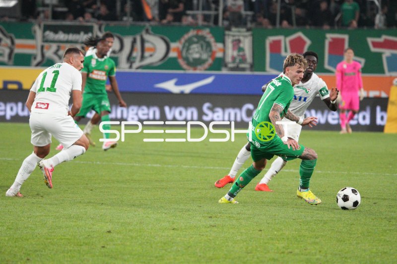 Bendeguz Bolla (#77; SK Rapid Wien) im Dribbling gegen Wattener Abwehr