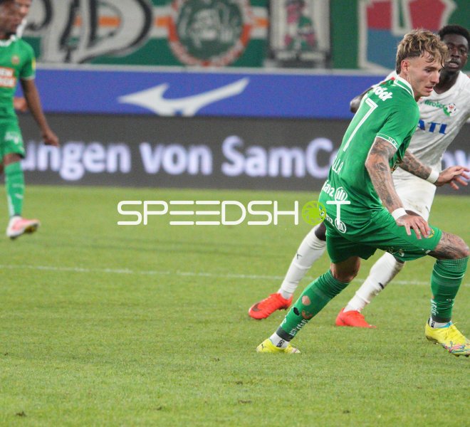 Bendeguz Bolla (#77; SK Rapid Wien) im Dribbling gegen Wattener Abwehr
