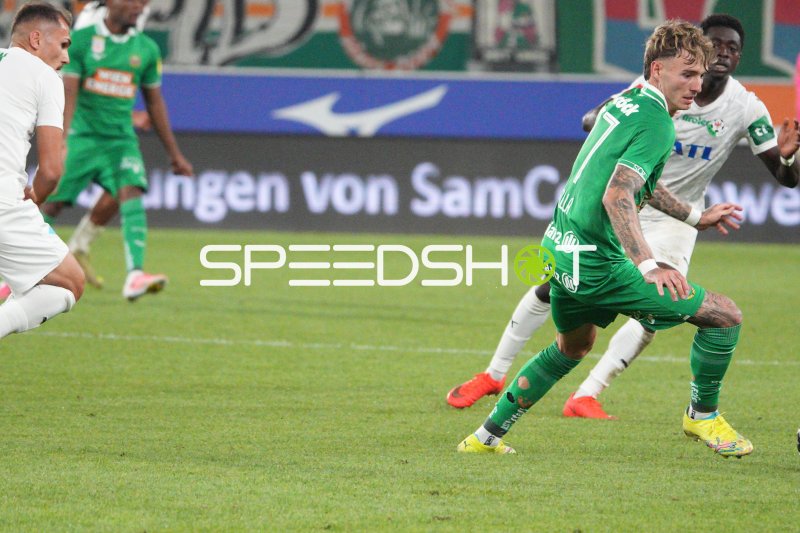 Bendeguz Bolla (#77; SK Rapid Wien) im Dribbling gegen Wattener Abwehr