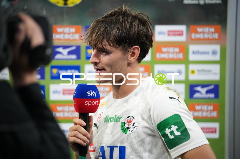 Spieler von Wattener Sportgemeinschaft Swarovski Tirol bei Interview