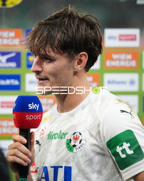 Spieler von Wattener Sportgemeinschaft Swarovski Tirol bei Interview