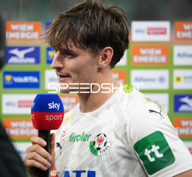 Spieler von Wattener Sportgemeinschaft Swarovski Tirol bei Interview