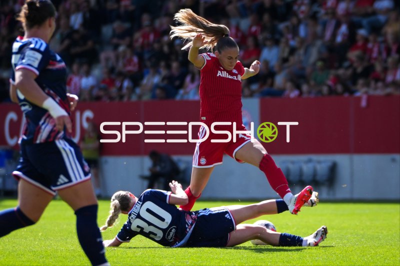 Bayern-Spielerin springt über Kölner Abwehrspielerin