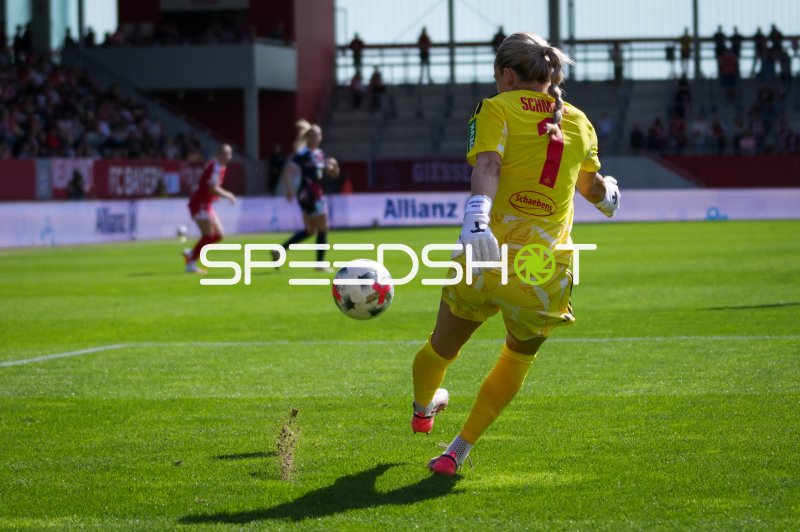Torwart in Gelb beim Ballkontakt am FC Bayern Campus