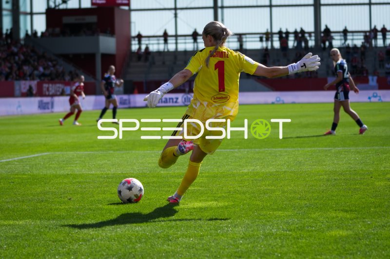 Torwart #1 von FC Bayern München Frauen in Spielaktion