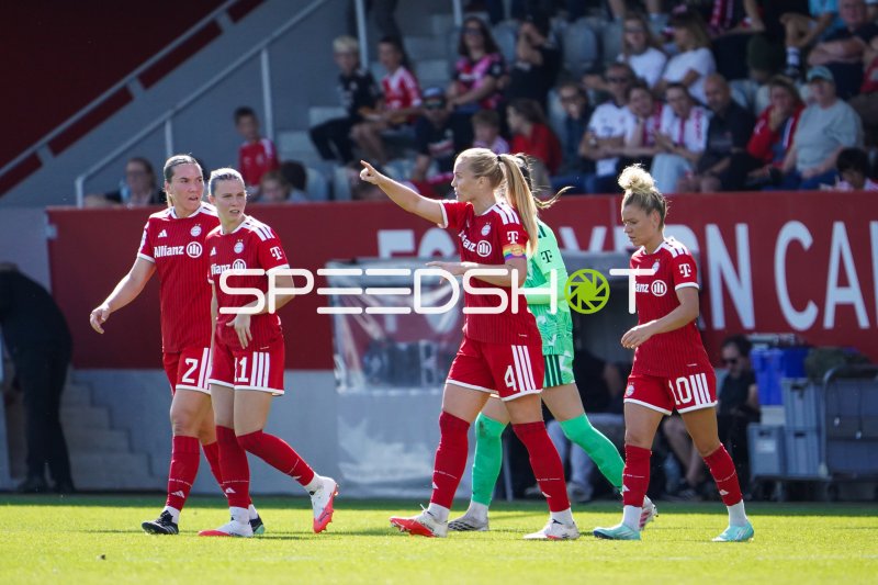 Vanessa Brigitte Gilles (#4; FC Bayern München Frauen) dirigiert die Abwehr