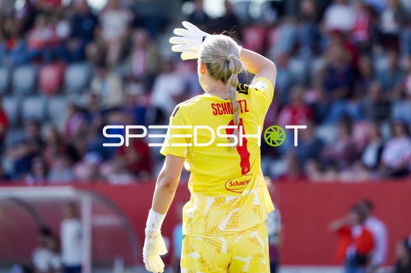 Torwart Lisa Schmitz (#1; 1. FC Köln) in Spielaktion