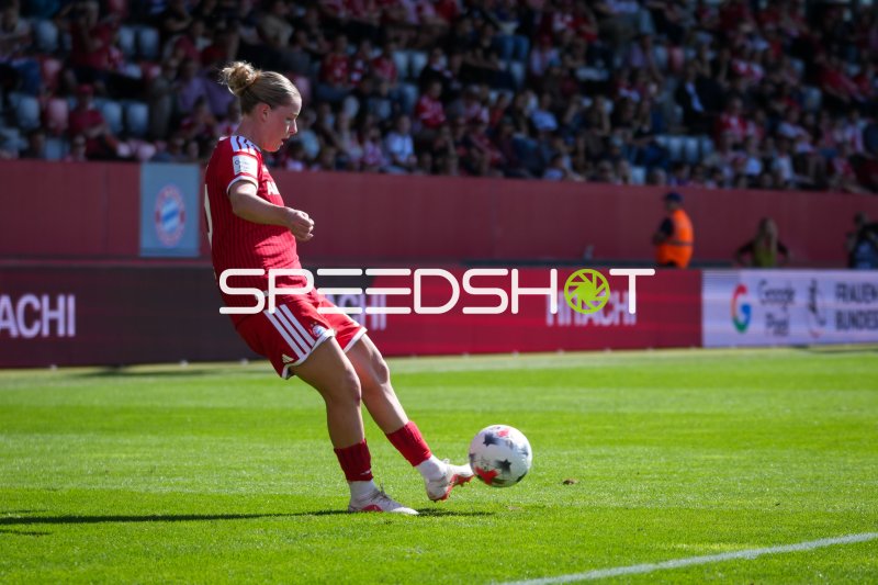 Bayern-Spielerin bei Ballkontakt im Heimspiel am FC Bayern Campus