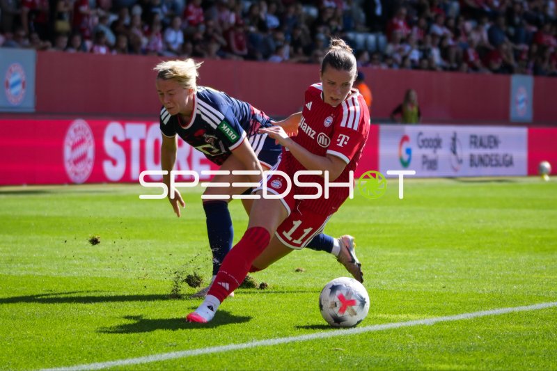 Bayern-Spielerin (#11) dribbelt gegen Kölner Abwehr am FC Bayern Campus