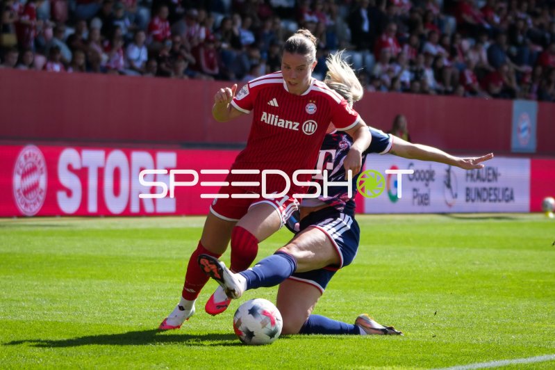 Bayern-Spielerin gegen Kölner Abwehr im Zweikampf um den Ball