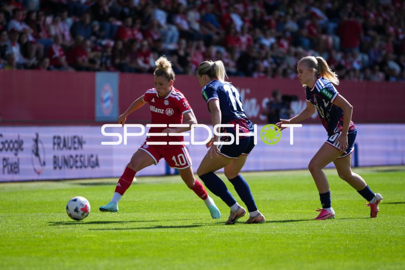 Linda Dallmann (#10; FC Bayern München) im Spielaufbau gegen 1. FC Köln