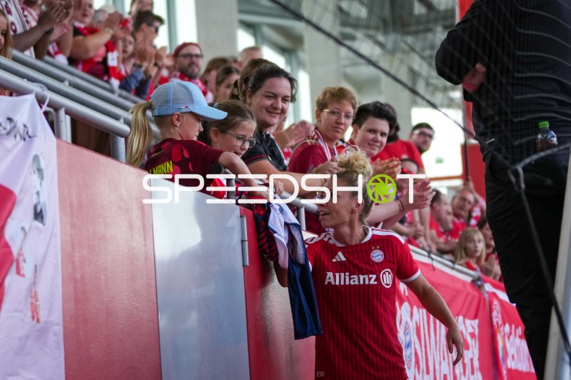 Linda Dallmann (#10; FC Bayern München) bei Faninteraktion am FC Bayern Campus